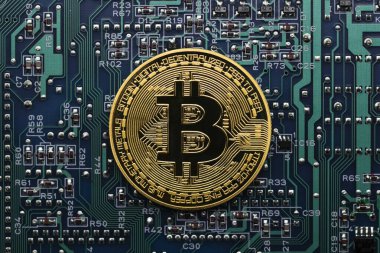 Bilgisayar devre kartında Bitcoin altın sikke