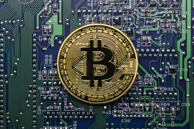 Bilgisayar devre kartında Bitcoin altın sikke