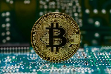 Bilgisayar devre kartında Bitcoin altın sikke
