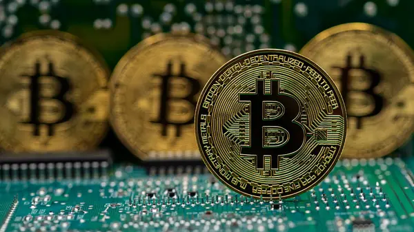 Bilgisayar devre kartında Bitcoin altın sikke