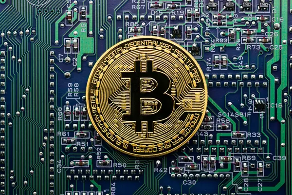 Bilgisayar devre kartında Bitcoin altın sikke