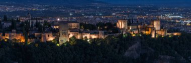 Albaicn, Granada, İspanya 'dan gece aydınlanan Alhambra manzarası