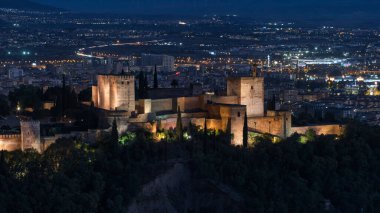 Albaicn, Granada, İspanya 'dan gece aydınlanan Alhambra manzarası