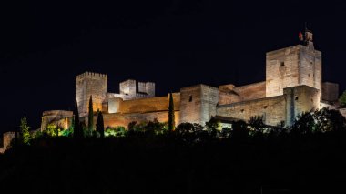 İspanya 'nın Granada bölgesindeki Albaicn bölgesinden gece aydınlanan Alhambra manzarası.
