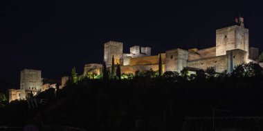 İspanya 'nın Granada bölgesindeki Albaicn bölgesinden gece aydınlanan Alhambra manzarası.