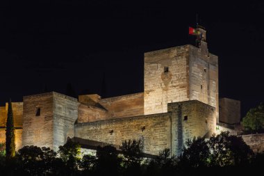İspanya 'nın Granada bölgesindeki Albaicn bölgesinden gece aydınlanan Alhambra manzarası.