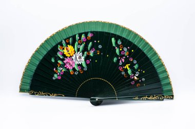 Geleneksel İspanyolca açık ahşap yelpaze, farklı motifler ve renklerle boyanmış.