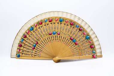 Geleneksel İspanyolca açık ahşap yelpaze, farklı motifler ve renklerle boyanmış.