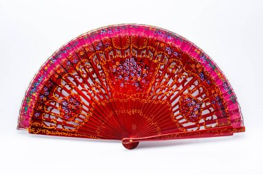 Geleneksel İspanyolca açık ahşap yelpaze, farklı motifler ve renklerle boyanmış.