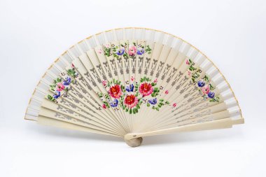 Geleneksel İspanyolca açık ahşap yelpaze, farklı motifler ve renklerle boyanmış.