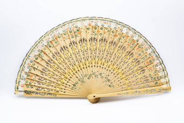 Geleneksel İspanyolca açık ahşap yelpaze, farklı motifler ve renklerle boyanmış.