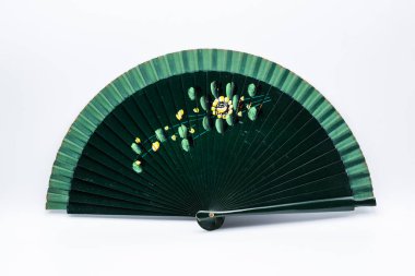 Geleneksel İspanyolca açık ahşap yelpaze, farklı motifler ve renklerle boyanmış.