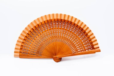 Geleneksel İspanyolca açık ahşap yelpaze, farklı motifler ve renklerle boyanmış.