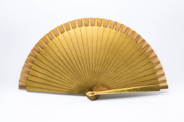 Geleneksel İspanyolca açık ahşap yelpaze, farklı motifler ve renklerle boyanmış.