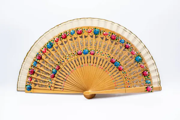 Geleneksel İspanyolca açık ahşap yelpaze, farklı motifler ve renklerle boyanmış.