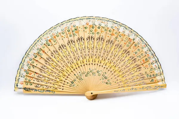 Geleneksel İspanyolca açık ahşap yelpaze, farklı motifler ve renklerle boyanmış.