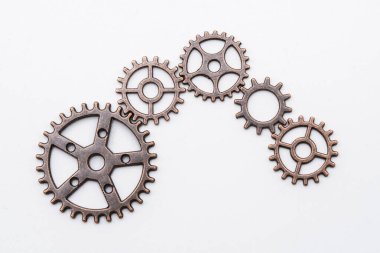 Bakırdan metal dişli tekerlekler ve farklı boyutlarda bronzdan, beyaz üzerinde izole edilmiş.