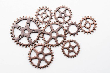 Bakırdan metal dişli tekerlekler ve farklı boyutlarda bronzdan, beyaz üzerinde izole edilmiş.