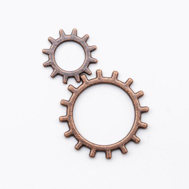 Bakırdan metal dişli tekerlekler ve farklı boyutlarda bronzdan, beyaz üzerinde izole edilmiş.