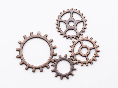 Bakırdan metal dişli tekerlekler ve farklı boyutlarda bronzdan, beyaz üzerinde izole edilmiş.
