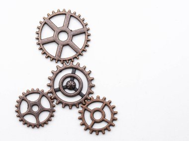 Bakırdan metal dişli tekerlekler ve farklı boyutlarda bronzdan, beyaz üzerinde izole edilmiş.
