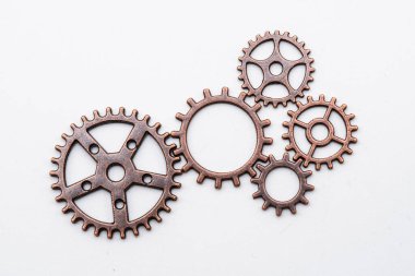 Bakırdan metal dişli tekerlekler ve farklı boyutlarda bronzdan, beyaz üzerinde izole edilmiş.