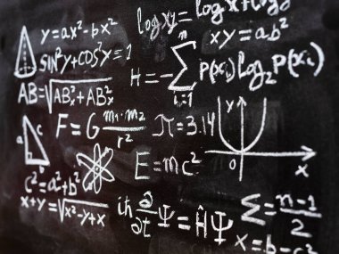 Kuantum fiziği, matematik işlemleri ve el yazısıyla tahtaya tebeşirle yazılmış formüller