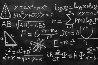 Kuantum fiziği, matematik işlemleri ve el yazısıyla tahtaya tebeşirle yazılmış formüller