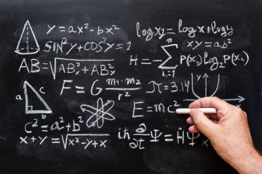 Tahtada kuantum fiziği ve matematiğinin el yazısı işlemleri ve formülleri