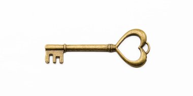 Klasik kalp şeklindeki anahtar beyaza izole edildi