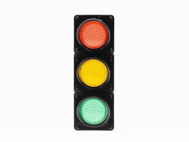 Kırmızı, sarı ve yeşil renkli trafik ışığı, beyaz üzerinde izole.