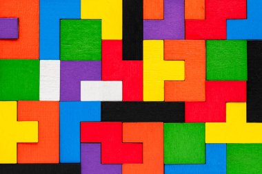 Çeşitli renklerin geometrik ahşap figürleri birbirine uyumlu