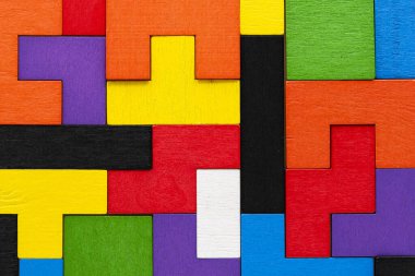 Çeşitli renklerin geometrik ahşap figürleri birbirine uyumlu