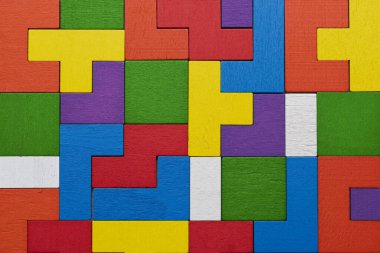 Çeşitli renklerin geometrik ahşap figürleri birbirine uyumlu