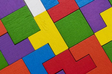 Çeşitli renklerin geometrik ahşap figürleri birbirine uyumlu