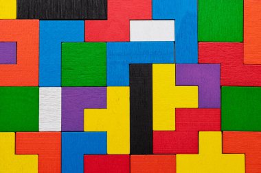 Çeşitli renklerin geometrik ahşap figürleri birbirine uyumlu