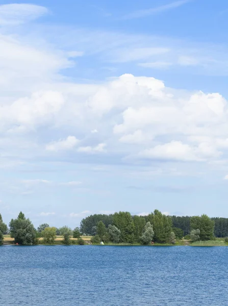 Uma Cena Tranquila Céu Azul Acima Lago Cercado Por Árvores — Fotografia de Stock