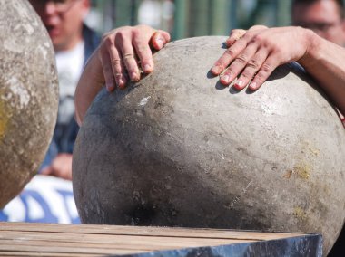 En Güçlü Erkek Yarışmasında Kaslı Adam Ağır Beton Topunu Kaldırıyor