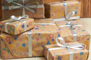 Renkli balonları ve tahta arka planda hediye kutuları olan Noel ağacı.