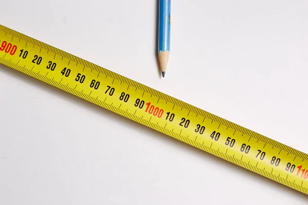 需要用铅笔在白色背景上测量胶带进行建筑工程 — 图库照片