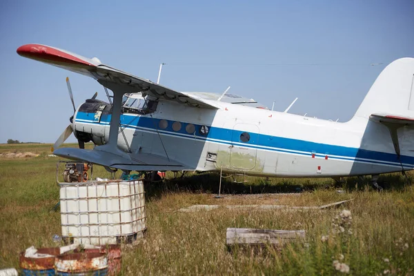 Samolot Jest Ziemi Stary Samolot Sąsiedztwie Leży Różnego Rodzaju Śmieci — Zdjęcie stockowe