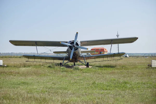 Stary Sowiecki Samolot Stoi Polu Nie Zielonej Łące — Zdjęcie stockowe