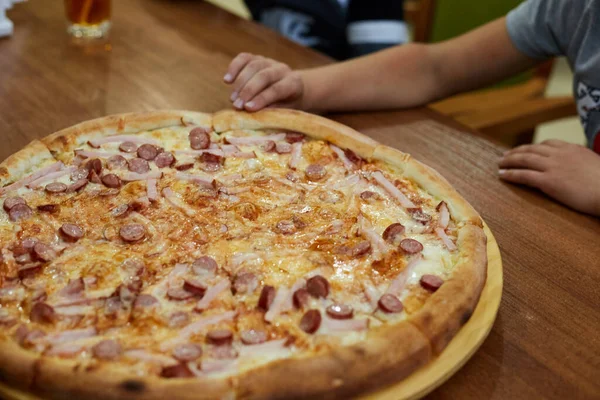 Stole Jest Okrągła Pyszna Włoska Pizza Kawiarni — Zdjęcie stockowe
