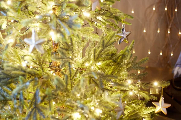 Füzéres Ágak Közelsége Egy Karácsonyfán Bokeh Koszorúi Háttérben — Stock Fotó
