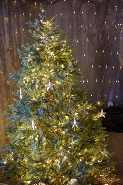 Beautiful Golden Christmas Tree Decorates Room Creates Festive Mood — Stock Photo, Image