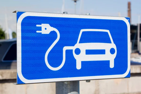 表示电动汽车充电点的蓝色标志 — 图库照片#
