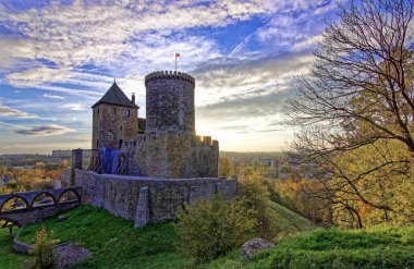 Eski şatonun yanında soğuk bir sonbahar akşamı