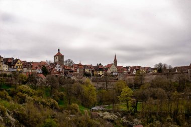 Rothenburg ob der Tauber Ortaçağ kasabasında bahar günü. 