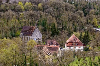 Rothenburg ob der Tauber Ortaçağ kasabasında bahar günü. 