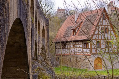 Rothenburg ob der Tauber Ortaçağ kasabasında bahar günü. 
